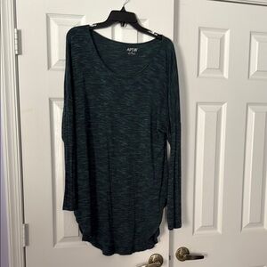 Apt. 9 Women's Green Long Sleeve Lightweight Top.